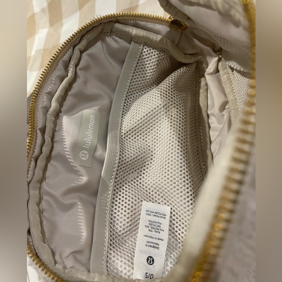 BRAND NEW WHITE FUZZY LULULEMON CROSS BODY BAG - Picture 7 of 8